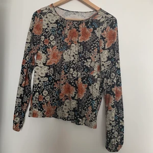 Tunn sommar topp  - Denna luftiga sommartopp är en kort modell som är lätt insydd nedtill  , köpt i Finland så du lär va ensam om den i Sverige 🤠