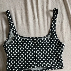 Zara topp storlek S/XS - Säljer denna Zara toppen i storlek S men passar även för XS. Den är i väldigt bra skick då den aldrig är använd utan bara testad på. Anledningen till detta är för att den var för stor. Man betalar frakten själv:)