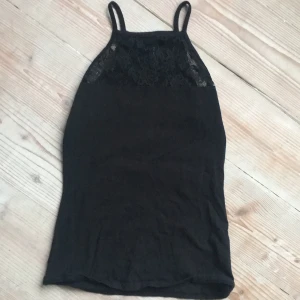 Svart linne  - Säljer detta linnet som inte har används många gånger. Längst upp är det när och resten av linnet är i ett skönt,svart material.Vet inte om de e märket som heter The black label colletion men det är vad dom står på lappen i ryggen. Den är i storlek XS och jag rekommenderar för 12-15 år gamla🦋