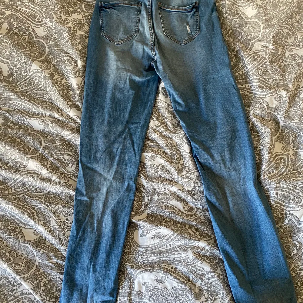 Superfina blåa jeans med fake hål både fram och bak. Köpt på New Yorker för ungefär ett år sen, knappt använda då det är för korta för mig och jag är 174 cm. Säljer pga för liten storlek. Storlek: W29/S. Nypris: 399kr. Jeans & Byxor.
