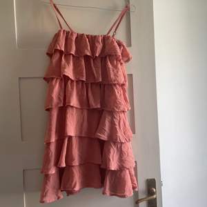 Superfin rosa volangklänning. Från VILA. Storlek S. Nyskick. 😇BUDGIVNING (där buden är exkl frakt) I KOMMENTARERNA😇