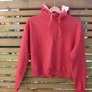 Hoodie, Stl: S - Hej!! Säljer min hoodie från NA-Kd i röd. Har använt den 3 gånger. 