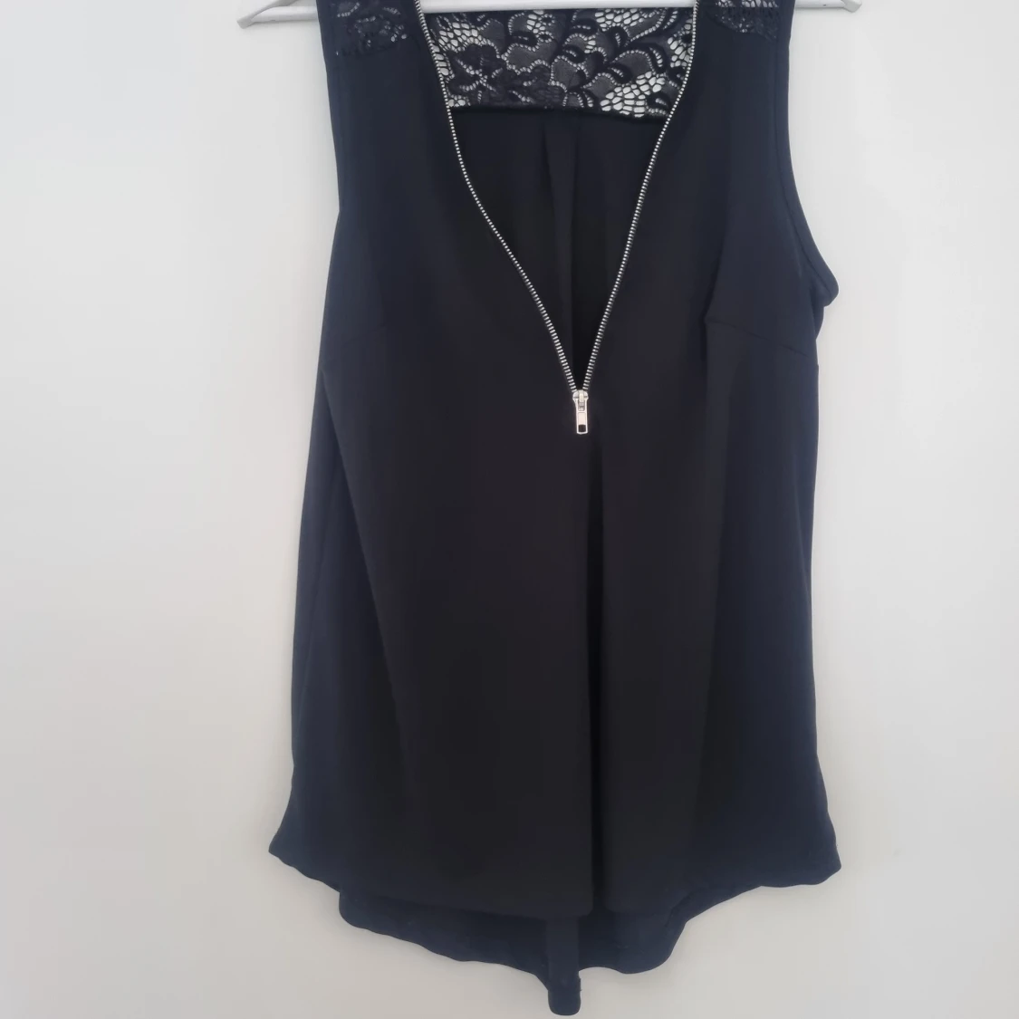 Svart blus med dragkedja och spets