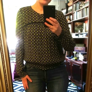 Mönstrad tröja - Knappt använd!