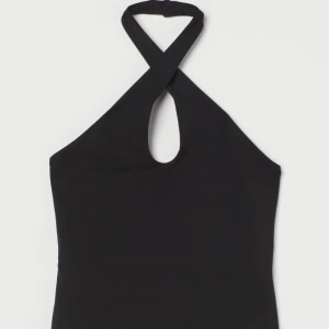 Halterneck topp - Hej! Säljer en jättefin sommartopp ifrån HM. Toppen är helt oanvänd och har prislappen kvar men säljer den då jag råkade beställa två. 💞💞 Köparen står för frakten!!