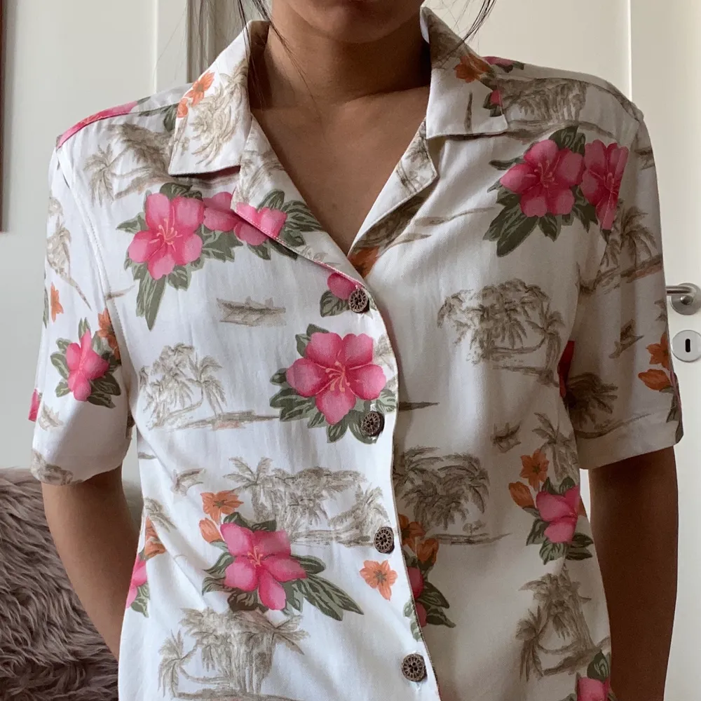Somrig skjorta i gott skick köpt second hand på Flamingos Vintage i Barcelona. Sitter lite oversized på mig (160 cm) som brukar ha XS/S.. Skjortor.
