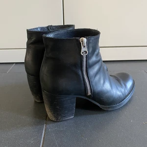 Svarta skor - Från DonDonna