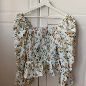 Ny blommig topp från Asos strl US 34 - Tröja från ASOS som tyvärr inte passar mig :( prislapp kvar. Nyskick. Se gärna annat jag säljer. Storlek: UK 6, US 34