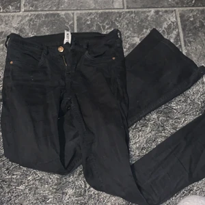 Bootcut - Super fina svarta bootcut jeans från bubbleroom