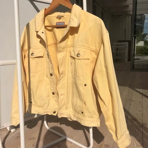 Gul jeansjacka  - Jeansjacka i superfin gul färg. Så bra kvalité och med många fickor så man kan lätt få plats med mobil, nycklar etc. Står storlek 160. Passar bra på mig (xs) och borde passa iallafall S bra också! Spårbar frakt:)