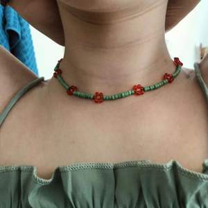 Röd blommigt halsband, perfekt för sommaren!💞 Vi bjuder på frakten