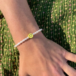 Smiley pärlarmband  - Armband av sötvattenpärlor och en smiley. Så sött till sommaren och passar till allt 🌈 Strl. 17 cm med 3 cm justerbar förlängningskedja. Kan måttbeställas 💖