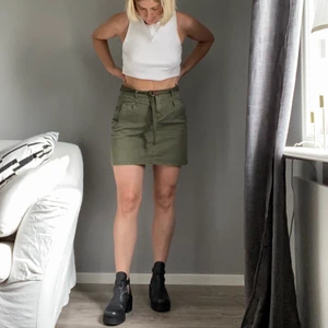 Mossgrön kjol - Mossgrön kjol i jättefint skick. 🦋🦋