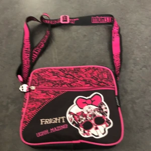 Rosa svart monster high väska  - Väskan är i ett bra skick och använd ett få tal gånger. Jag köpte väskan 2016 men har använt den ungefär 7-8 gånger 