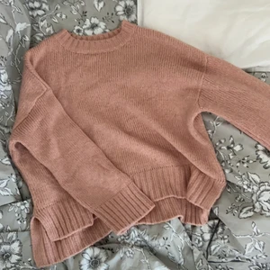 Rosa stickad tröja storlek M - Rosa stickad tröja, lite kortare i ärmarna, aldrig använd och i nyskick