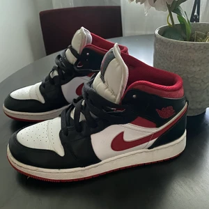 Jordan 1 mid stl 38 - Dem är fortfarande i bra skick, bättre än vad det ser ut på bilderna. Lite creasade men inget man ser jätte mycket när man har dem på sig. Budgivning avslutas onsdag 9/6 kl 12.00. Hör av mig till personen direkt. Frakt tillkommer.