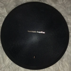 Högtalare - Säljer en harmar/kardon högtalare orginal pris 3000 säljer min för 1000, laddare ingår kontakta mig om du vill veta mer!