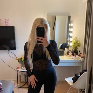 Body i svart leopardmönster - Superfin body med leopardmönster i svart! Stl xs. 100kr eller bud!🥰