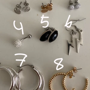 Smycken - 1, 2 och 3 är de på den övre raden, 1-3 5kr/st, 4-8 10kr/st (alla för 50kr), frakten går på 11kr annars kan jag mötas i Linköping.