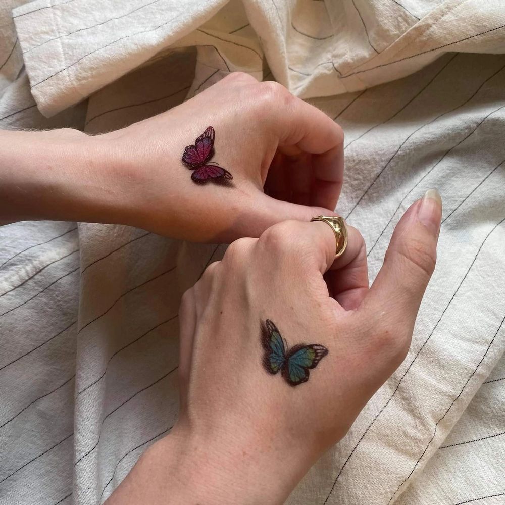 Köpte ett storpack med gnuggis-tattoos, men kommer ej anvĂ€nda alla. SĂ€ljer för 5:- st. đŠâš Superfina till festen eller inför sommaren. TemporĂ€ra tatueringar som skrubbas bort i duschen. HĂ„ller fint i 24h đ Ringa in de ni vill ha, vi har instruktioner pĂ„ bild đ. Accessoarer.