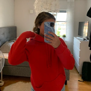 Hoodie BIKBOK - Röd super snygg hoodie från BikBok. Säljes pga ej kommer till användning. 175kr inkl frakt ❣️