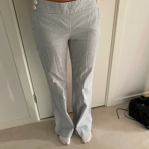 Randiga byxor - Säljer dessa randiga byxor från zara, rätt små i storleken. Passar XS och S. Tjejen på bilden är 176 och brukar bära S/XS. Köparen står från frakten.