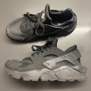 Nike huarache skor  - Säljer mina Nike Huarache skor då jag beställde i fel storlek. Är normaltvis en storlek 38 men råkade beställa i Unisex 40,5, de är lite stora för mig men skulle säga att de är som en 39 men går att knyta hårdare såklart. Nästan aldrig använda. Köpte för 1300kr men säljer för 500kr + frakt. 