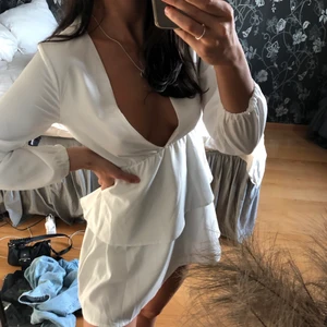 Vit sommarklänning - Så söt klänning nu till sommaren! Består av volanger och en aning kortare ärmar men faller så fint. Det är en kortare modell men passar ändå på mig som är ca 170cm🙌🏼 Vid snabb affär står jag för frakten :)