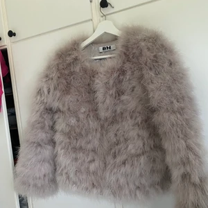 Jacka  - Säljer nu en superfin fusk päls jacka från Dm retro! Den är i gott skicka och inte använd mycket🥰 