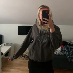 Grå hoodie med turcose tryck - Sååå fin och skön men har för många liknande