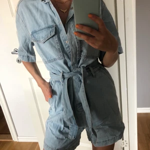 Playsuit - Playsuit i jeans, ifrån Gina tricot. Oanvänd med prislapp på 