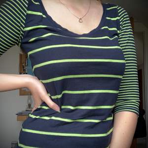 Randig tröja i mörkblå och ljusgrön färg. Storlek S från Hollister. Har trekvartslånga ärmar. 😊