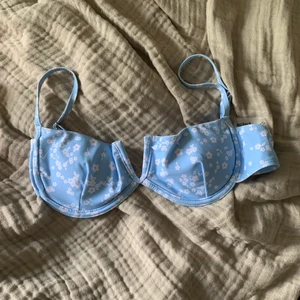 Överdel bikini  - Överdel från SHEIN, jättefint blommigt mönster i ljusblå💗