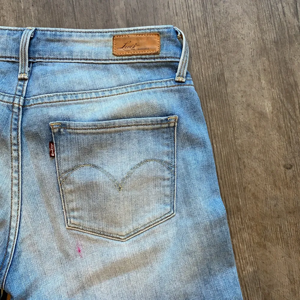 Vintage Levis Jeans, rak passform. Storlek 27. Har en liten rosa bläckfläck på höger sida bak. Pris 200kr . Jeans & Byxor.