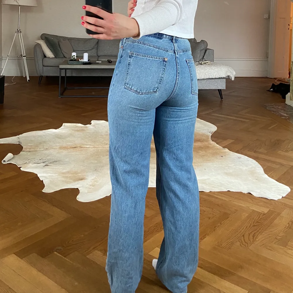Raka blåa jeans från H&M. Använt väl men fortafarnde i bra skick. Jag är 160cm lång och de är precis lagom om man vill ha de lite längre. . Jeans & Byxor.