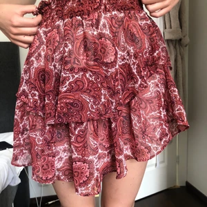 Röd volangkjol från Ginatricot  - En röd volang kjol från ginatricot i mandala mönster i storlek 38, skulle dock påstå att den sitter mer som en 36a