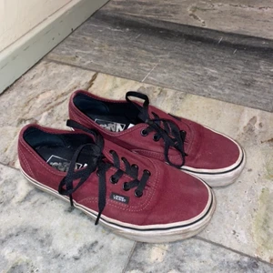 Vans  - Vinröda Vans. Mötas eller frakt mot avgift🍇