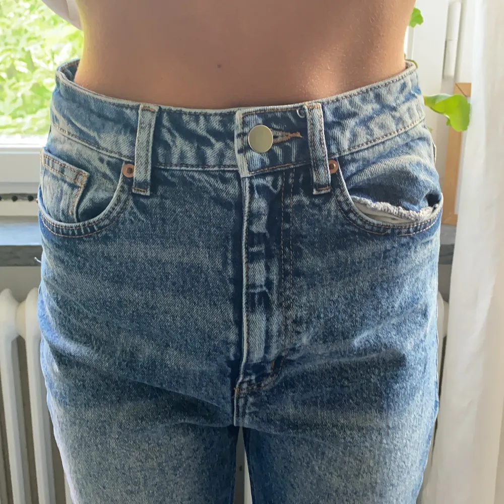 Fina jeans ifrån hm, har gjort hålen lite större!. Jeans & Byxor.