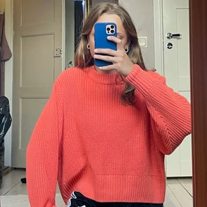 Stickad tröja från monki - Jättefin pastellfärgad tröja. Den är mer rosa än vad bilden visar. Storlek S från monki. I gott skick, som ny.  Hör av er vid frågor!