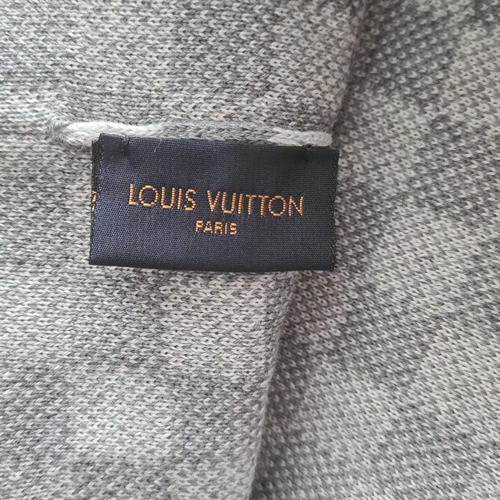 LOUIS VUITTON 99% wool, 1% elastane 25 x 21 cm (Length x Width). Accessoarer.