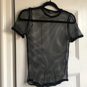 Mesh T-shirt  - Mesh T-shirt endast använd en gång. Är storlek M men sitter inte supertight. 