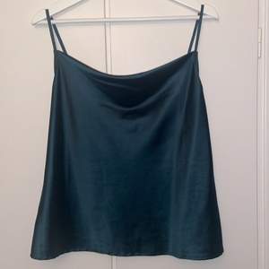 Säljer linne m ”satin” liknande tyg i fram i en superfin grön färg. Köpt från zalando & använd 3 gånger. Frakt betalas av köparen eller hämtas i Trollhättan :) obs ej samma tyg på baksidan som i fram.
