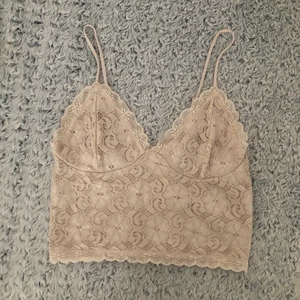 Snygg spetstopp 🤍 - Säljer min fina spetstopp! Den passar perfekt till sommaren nu! 