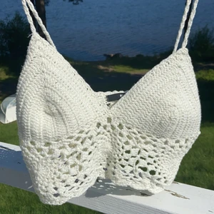 Virkad topp - Söt virkad topp från BikBok, storlek M. Jättefin till jeans eller kjol i sommar!! 50kr eller bud💖