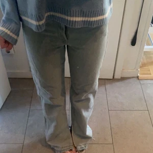 Stockholm  - Jeans med slits i modellen rowe, sprättat där nere för att få de lite längre! vill sälja så snabbt som möjligt så köp direkt för 150kr +frakt! är 165