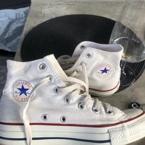 Vita converse - Vita converse i storlek 36.5 men passar även bra på mig som alltid har 37. Budet är på 250