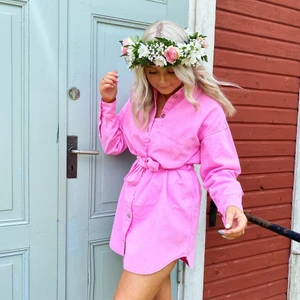 Rosa jeansklänning från Asos - Supersnygg rosa jeansklänning från asos! Använd ett fåtal gånger, köpt för ett år sedan på Asos! 