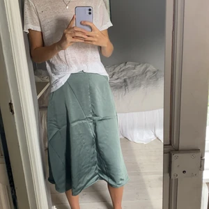 Cool grön kjol - Jättefin kjol från H&M, endast använd ett par gånger, cool grön färg, perfekt till sommaren