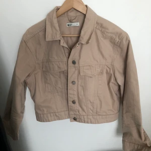 Beige jeansjackan  - En jeansjacka i kortare modell perfekt till en sval sommarkväll😇