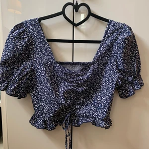 Blus - Marinblå blus. Stl S men sitter som en XS. Oanvänd. 70 kr inkl frakt, pris kan alltid diskuteras 